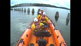 Kinghorn RNLI Lifeboat approaches casualty at Cramond causeway