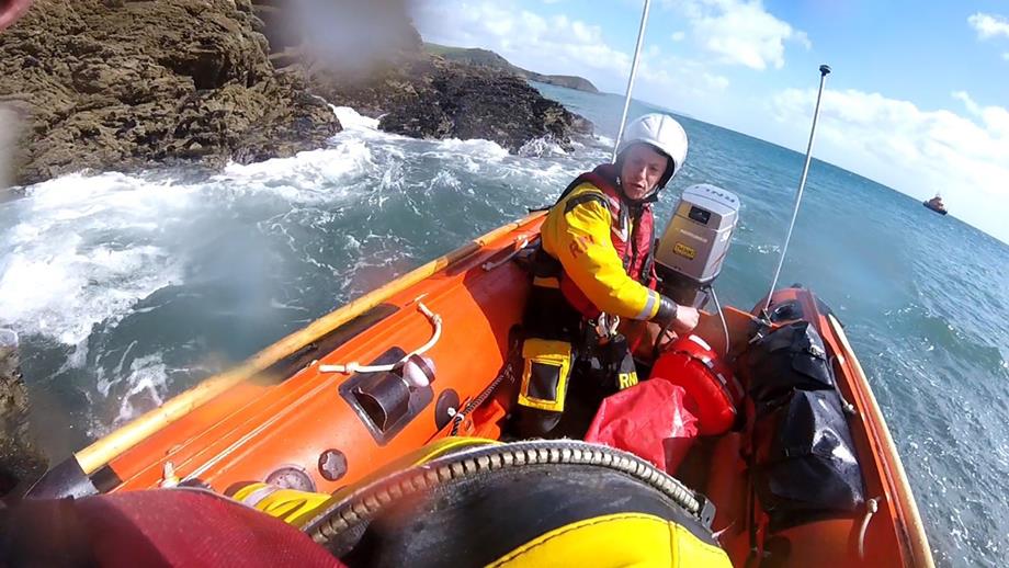 Fowey RNLI’s inshore lifeboat approaches the cliffs 